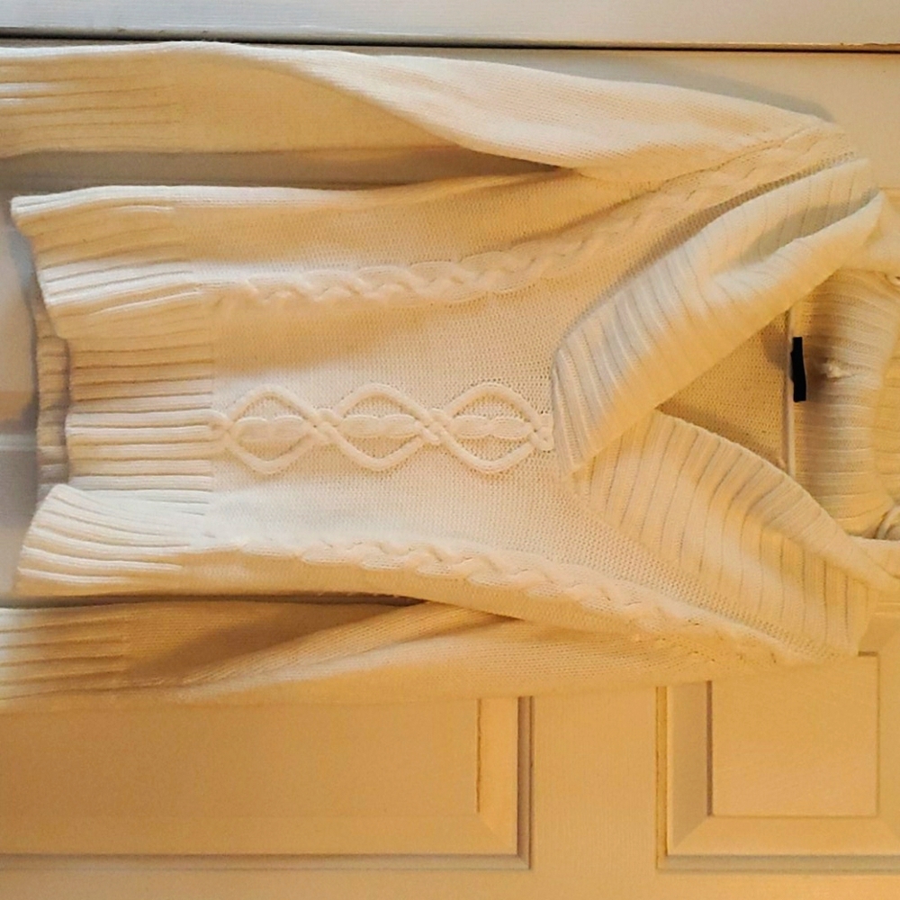 White knited sweatshirt